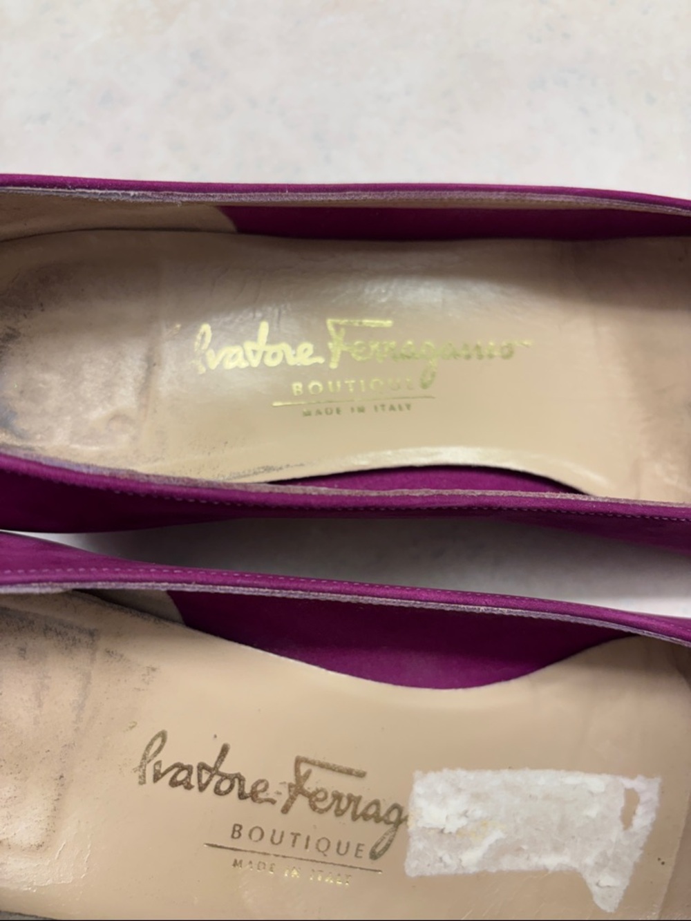 Salvatore Ferragamo fuchsia suede bow flats with gold plaque - Picture 6 of 8